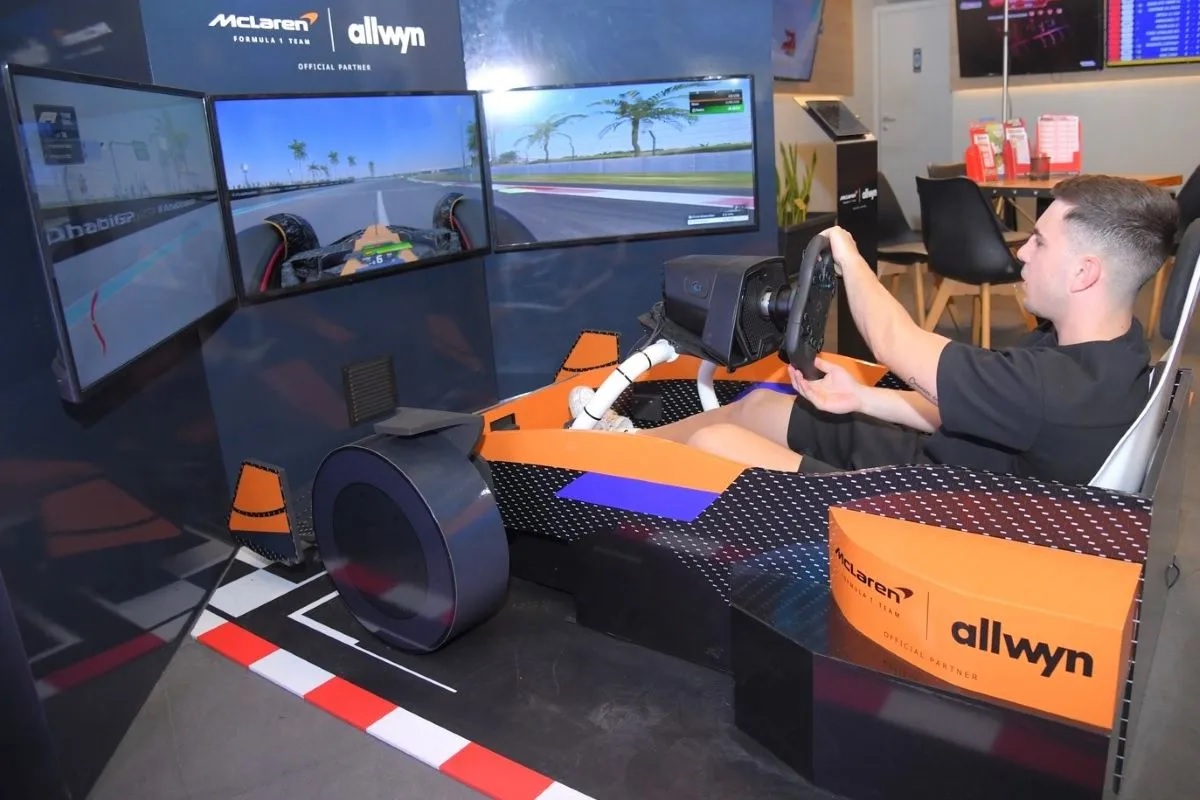 McLaren F1 Corners στα καταστήματα ΟΠΑΠ – Αυθεντική εμπειρία  Formula 1 μέσα από τον προσομοιωτή της ομάδας McLaren F1