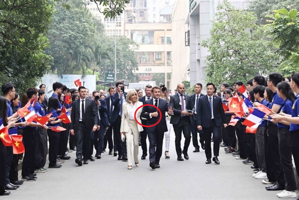 Εμανουέλ Μακρόν: Αγκαζέ με την Μπριζίτ στο Ανόι – Η πρώτη δημόσια εμφάνιση του ζεύγους μετά τον σάλο