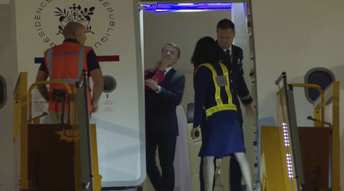 Εμανουέλ και Μπριζίτ Μακρόν: Μια στιγμή οικειότητας ή καβγάς; – Το παρασκήνιο του «χαστουκιού», τι αποκαλύπτουν τα χείλη και η γλώσσα του σώματός τους