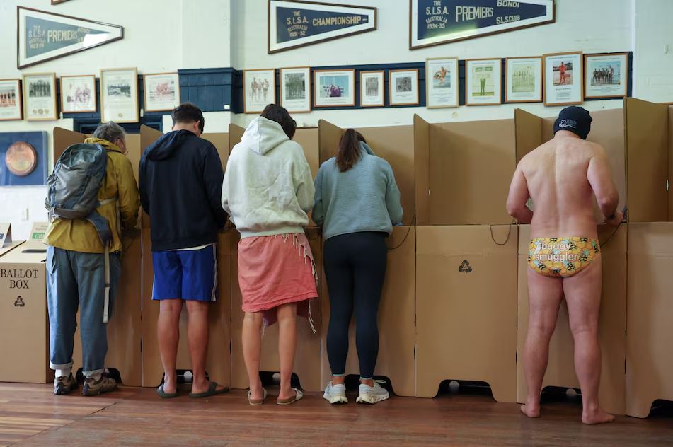 Εκλογές στην Αυστραλία: Μπικίνι και ψηφοδέλτια – Η παράδοση από το 2001