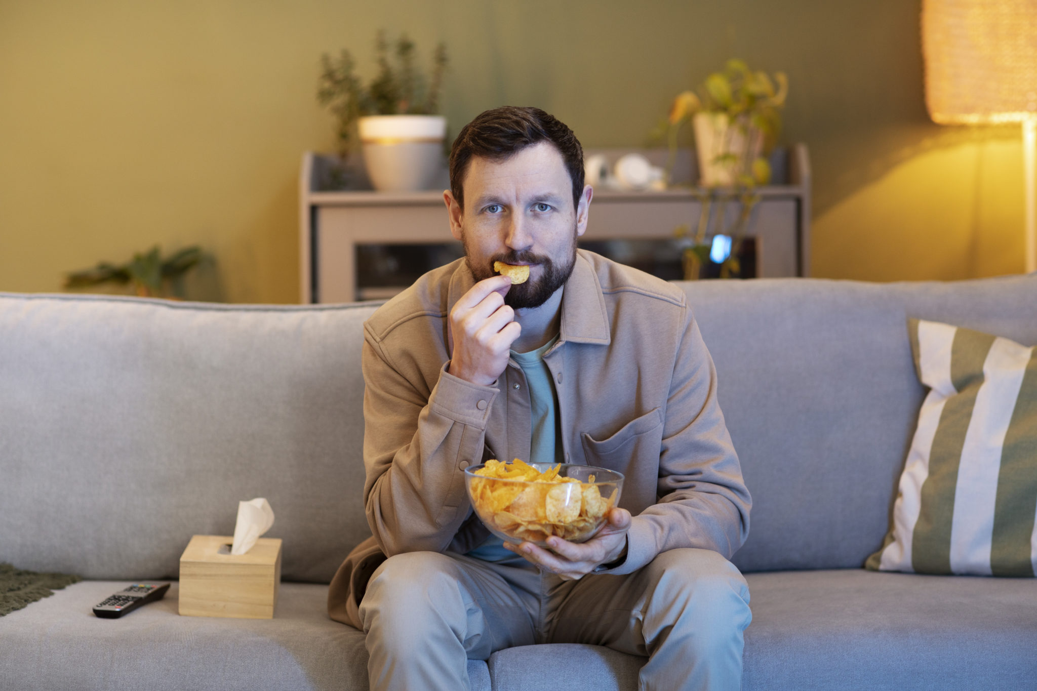 Αν δεν μπορείτε να φάτε χωρίς να βλέπετε κάτι στην τηλεόραση ή τον υπολογιστή, μπορεί να σας συμβαίνουν 7 πράγματα 