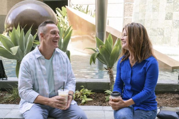 Γλώσσα του σώματος: 10 διακριτικά σημάδια που μαρτυρούν ότι κάποιος σας θαυμάζει στα κρυφά