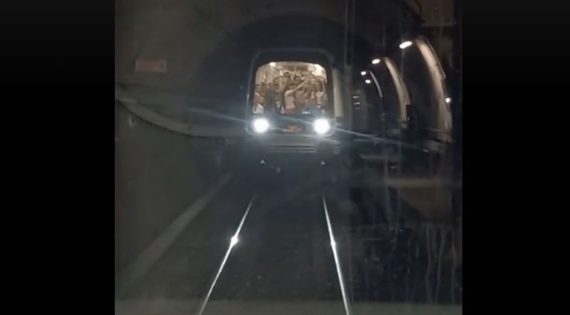 Μετρό Θεσσαλονίκης: Δύο συρμοί ακινητοποιημένοι στην ίδια γραμμή και σε απόσταση 20 μέτρων – Τι λένε πηγές της εταιρείας για το βίντεο στο TikTok