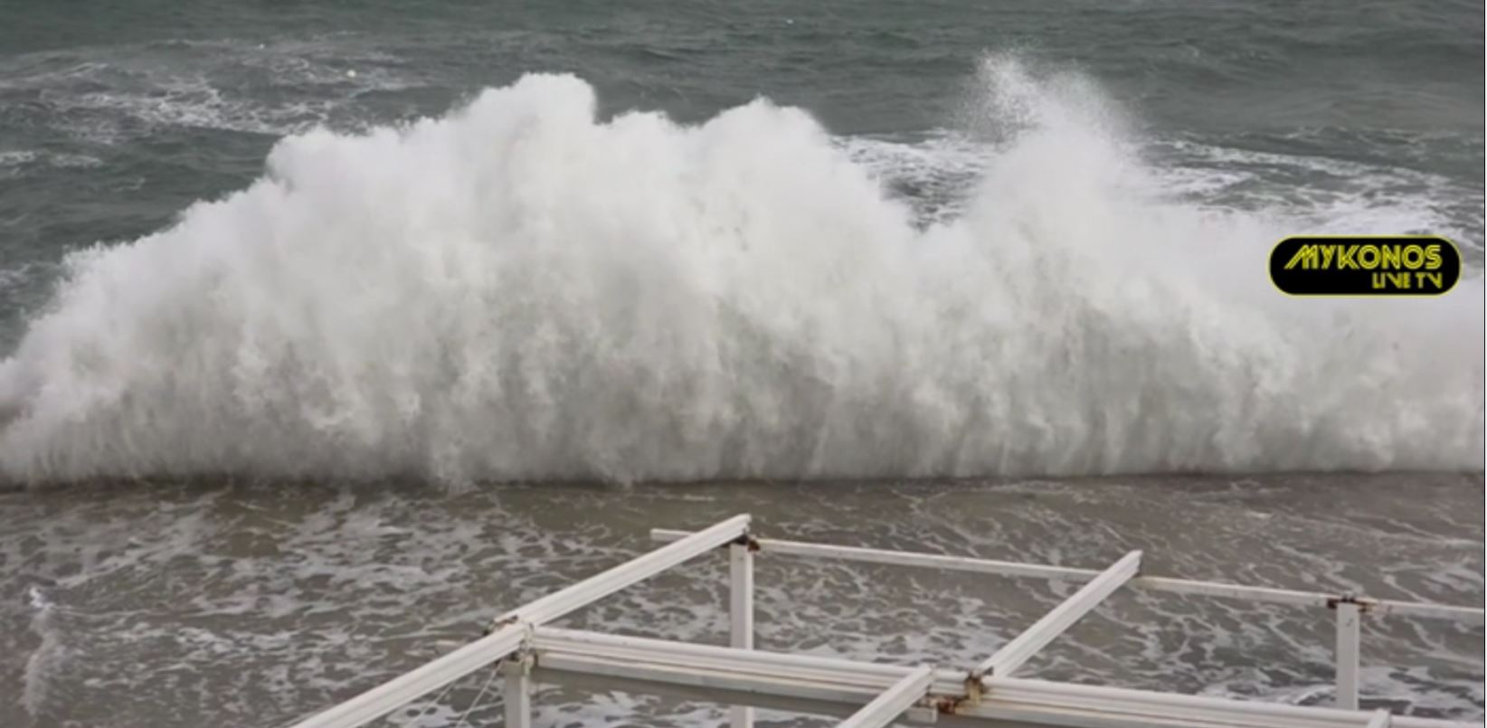 Κύματα ύψους 10 μέτρων «χτύπησαν» την Μύκονο – Δείτε βίντεο 