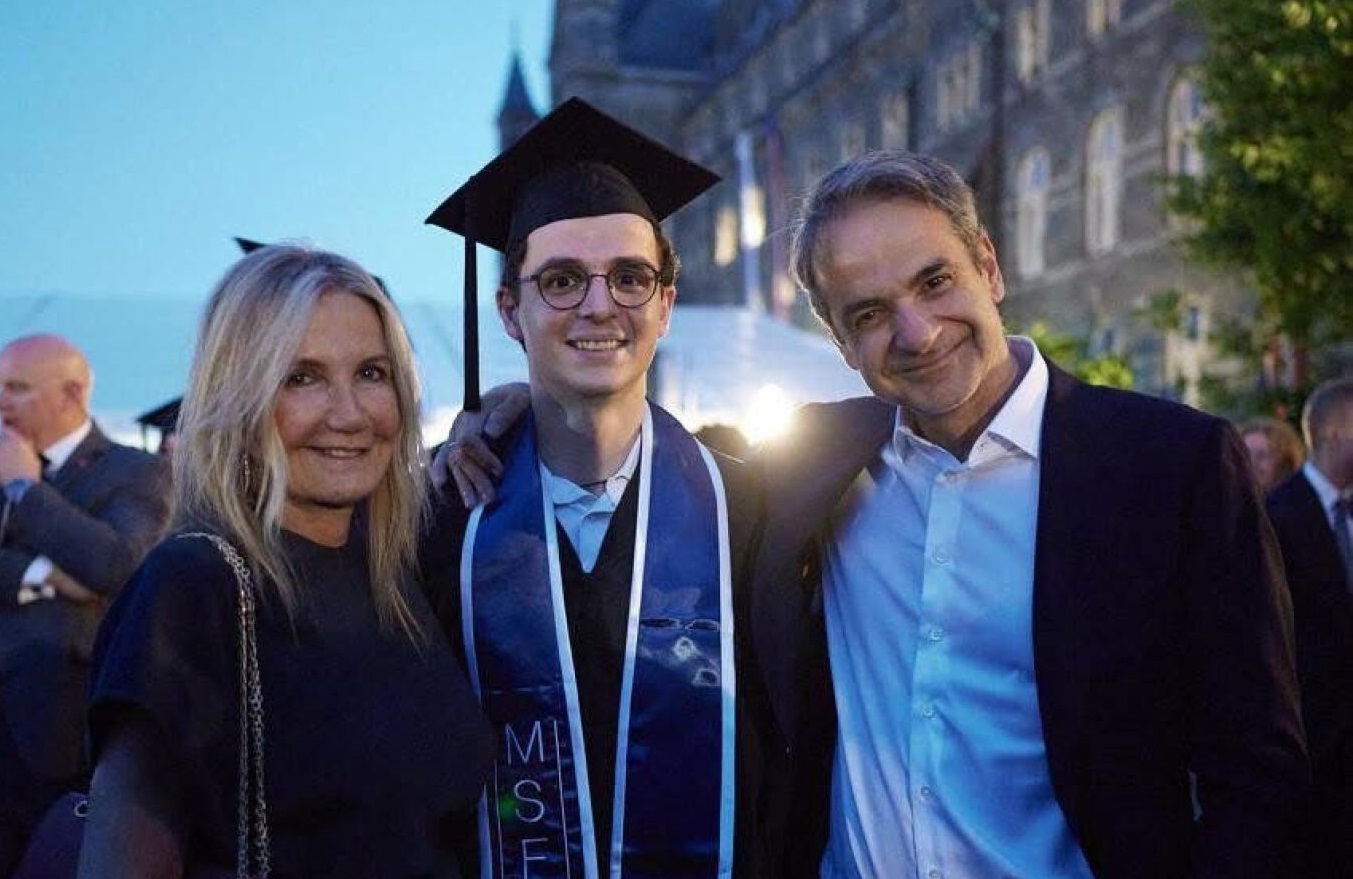 Κυριάκος Μητσοτάκης και Μαρέβα Γκραμπόφσκι στην τελετή αποφοίτησης του γιου τους στις ΗΠΑ – ΦΩΤΟ