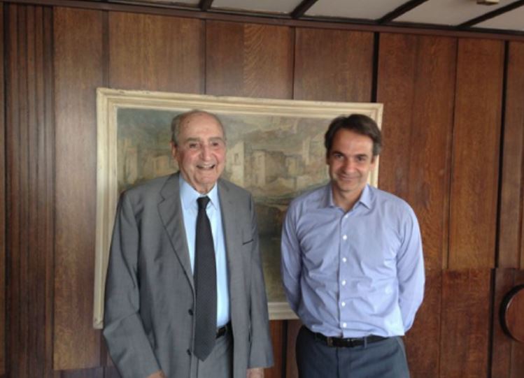 Μητσοτάκης για τα 8 χρόνια από τον θάνατο του πατέρα του: «Πάντα παρών. Στη μνήμη, στη σκέψη, στις πράξεις μου»