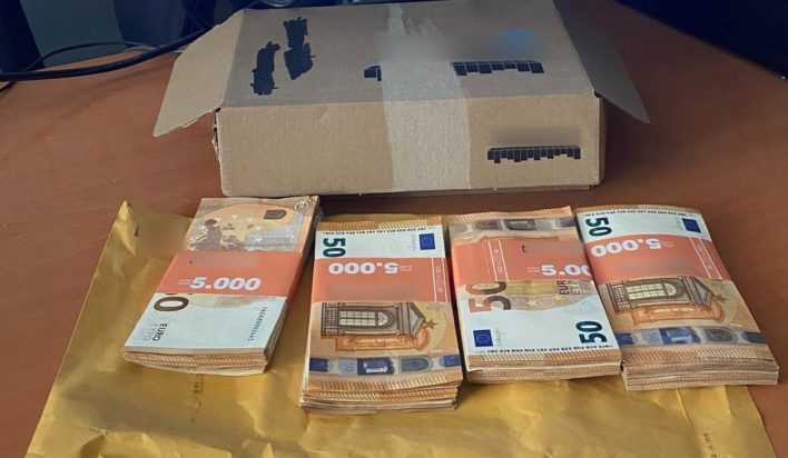 Ηλικιωμένος έριξε σε κάδο ανακύκλωσης ηλεκτρονικών συσκευών κουτί modem που περιείχε… 20.000 ευρώ