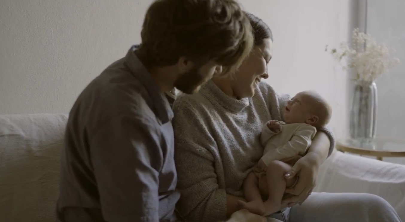 Δημογραφικό 2025: Το βίντεο κλιπ «το τραγούδι του μωρού» που παρουσιάστηκε για πρώτη φορά στο Συνέδριο