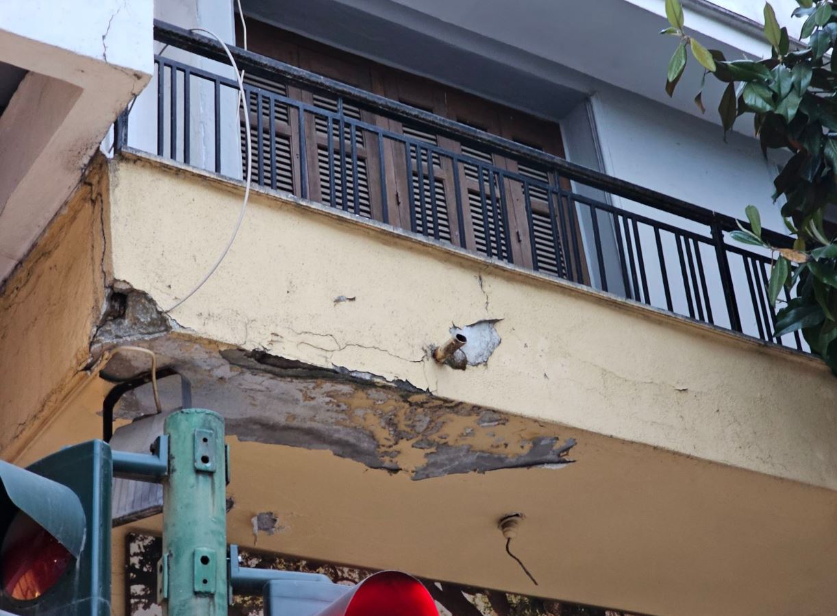 Ηράκλειο: Κατέρρευσε τμήμα μπαλκονιού από τον 4ο όροφο κτιρίου – Από τύχη δεν υπήρξαν τραυματισμοί