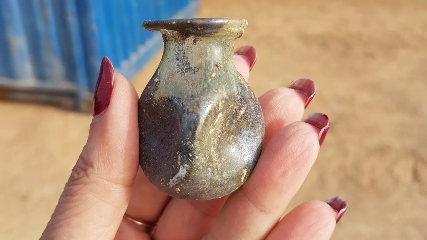 Στην ανασκαφή βρέθηκαν γυαλικά, χάλκινα βραχιόλια και κοσμήματα από πέτρα και αλάβαστρο.