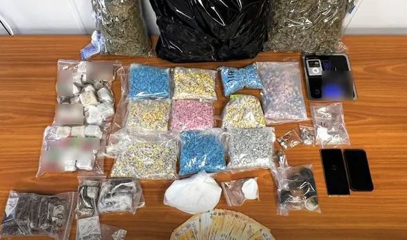 Αττική: 2 συλλήψεις για κατοχή και διακίνηση ναρκωτικών – Εντοπίστηκαν κοκαΐνη, κάνναβη και πάνω από 10.000 δισκία «ecstasy» – ΦΩΤΟ και ΒΙΝΤΕΟ