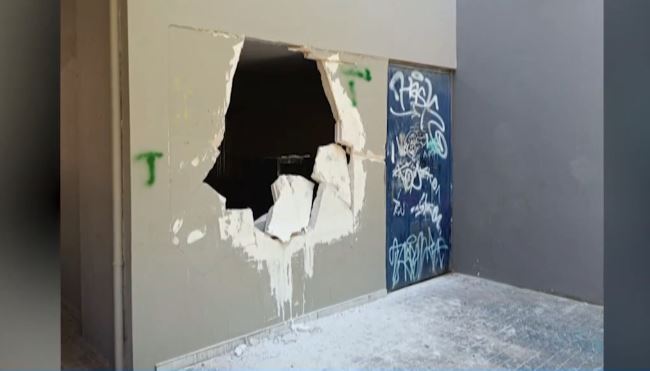 Βανδαλισμοί σε σχολείο στη Νέα Ιωνία – Έσπασαν τοίχο με βαριοπούλα