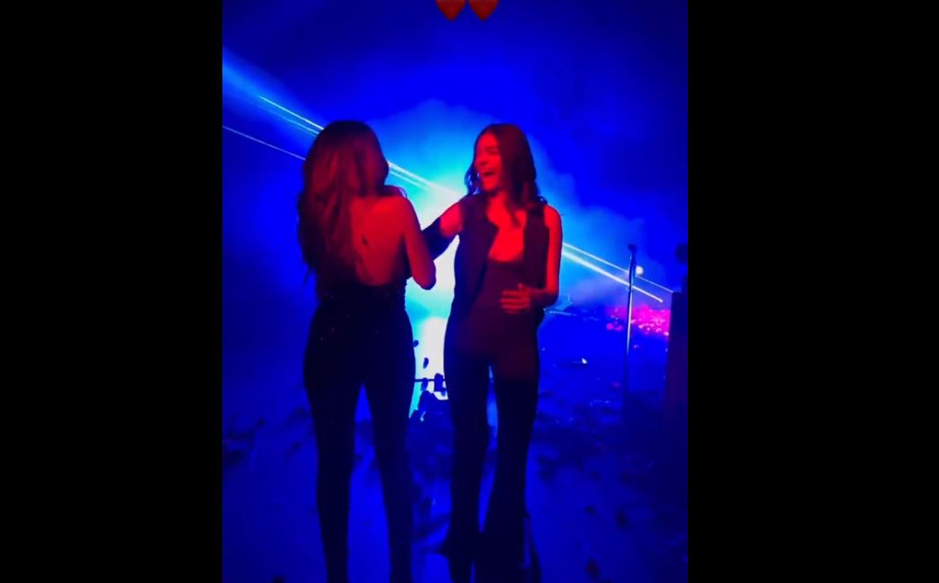 Δέσποινα Βανδή: Τραγούδησε αγκαλιά με την κόρη της, Μελίνα Νικολαΐδη – Δείτε βίντεο