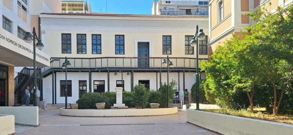 «Λίφτινγκ» στη Νομική: Καθαρίστηκαν οι τοίχοι από τα γκράφιτι – Σε εξέλιξη οι εργασίες αποκατάστασης – ΒΙΝΤΕΟ