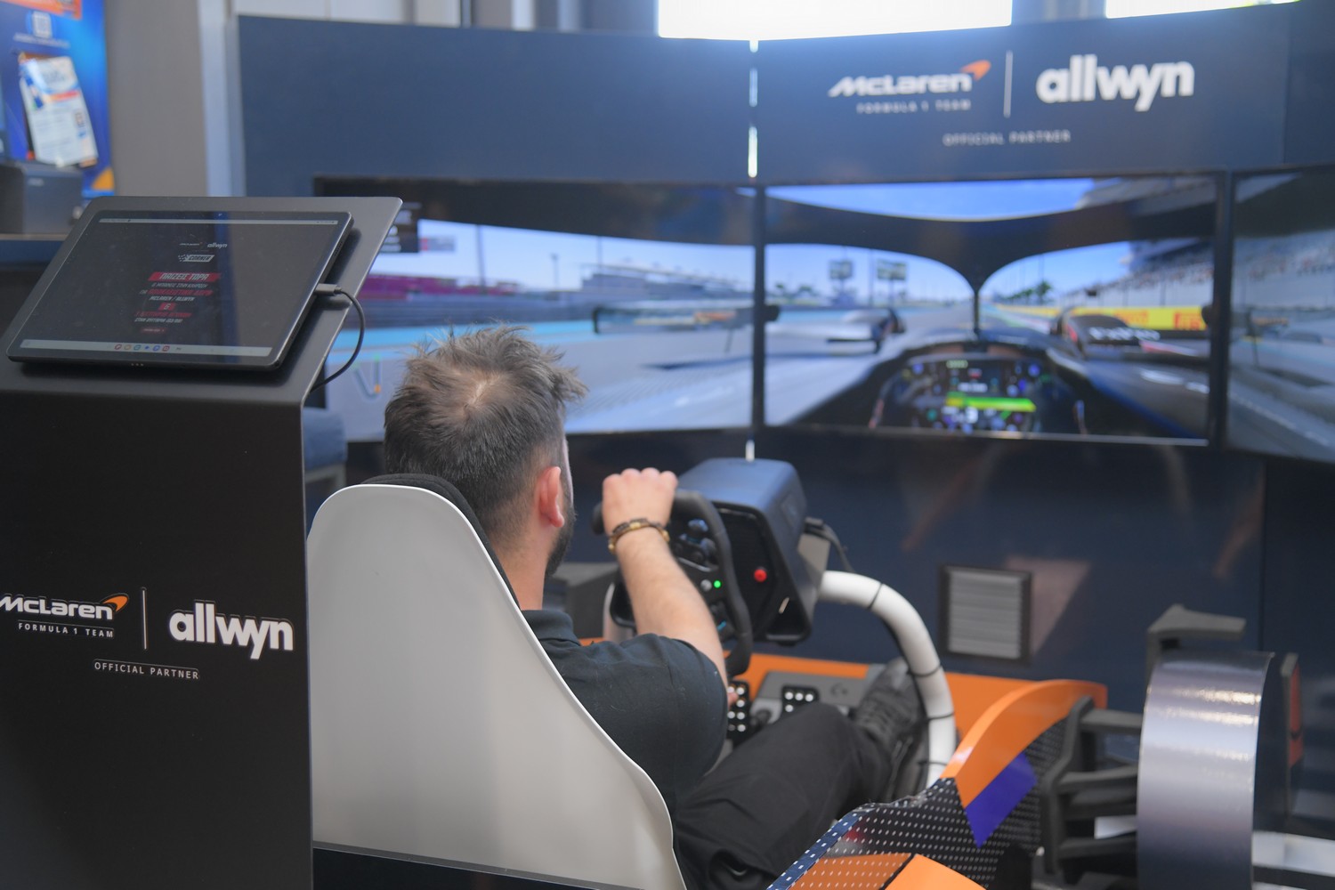 Ραντεβού σε ένα κατάστημα ΟΠΑΠ για μια αυθεντική εμπειρία Formula 1 – Φουλ ταχύτητα και αδρεναλίνη στα ύψη με τον πιο εξελιγμένο προσομοιωτή της ομάδας McLaren F1