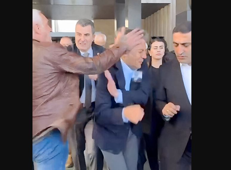 Οζγκιούρ Οζέλ: Επίθεση δέχθηκε ο πρόεδρος του τουρκικού κόμματος CHP – Δείτε βίντεο