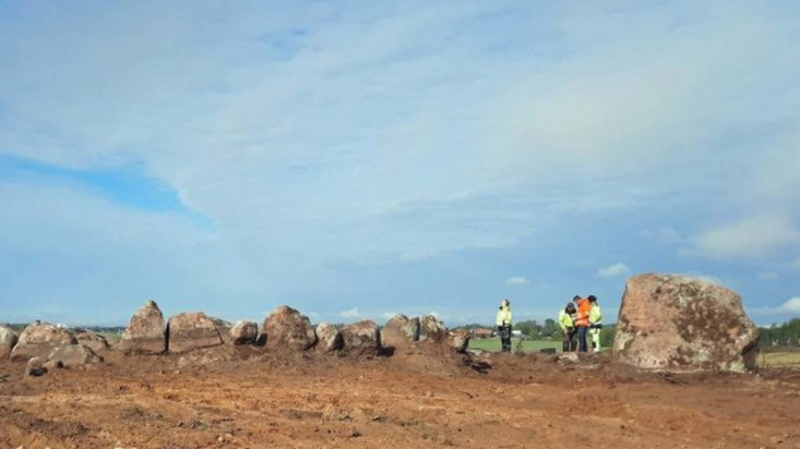 Αρχαιολόγοι εξετάζουν την ασυνήθιστη αλληλουχία από τις πέτρες. που «έδειχναν» έναν τάφο των Βίκινγκ.