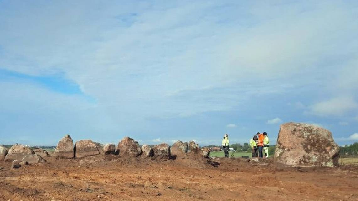 Αρχαιολόγοι εξετάζουν την ασυνήθιστη αλληλουχία από τις πέτρες. που «έδειχναν» έναν τάφο των Βίκινγκ.