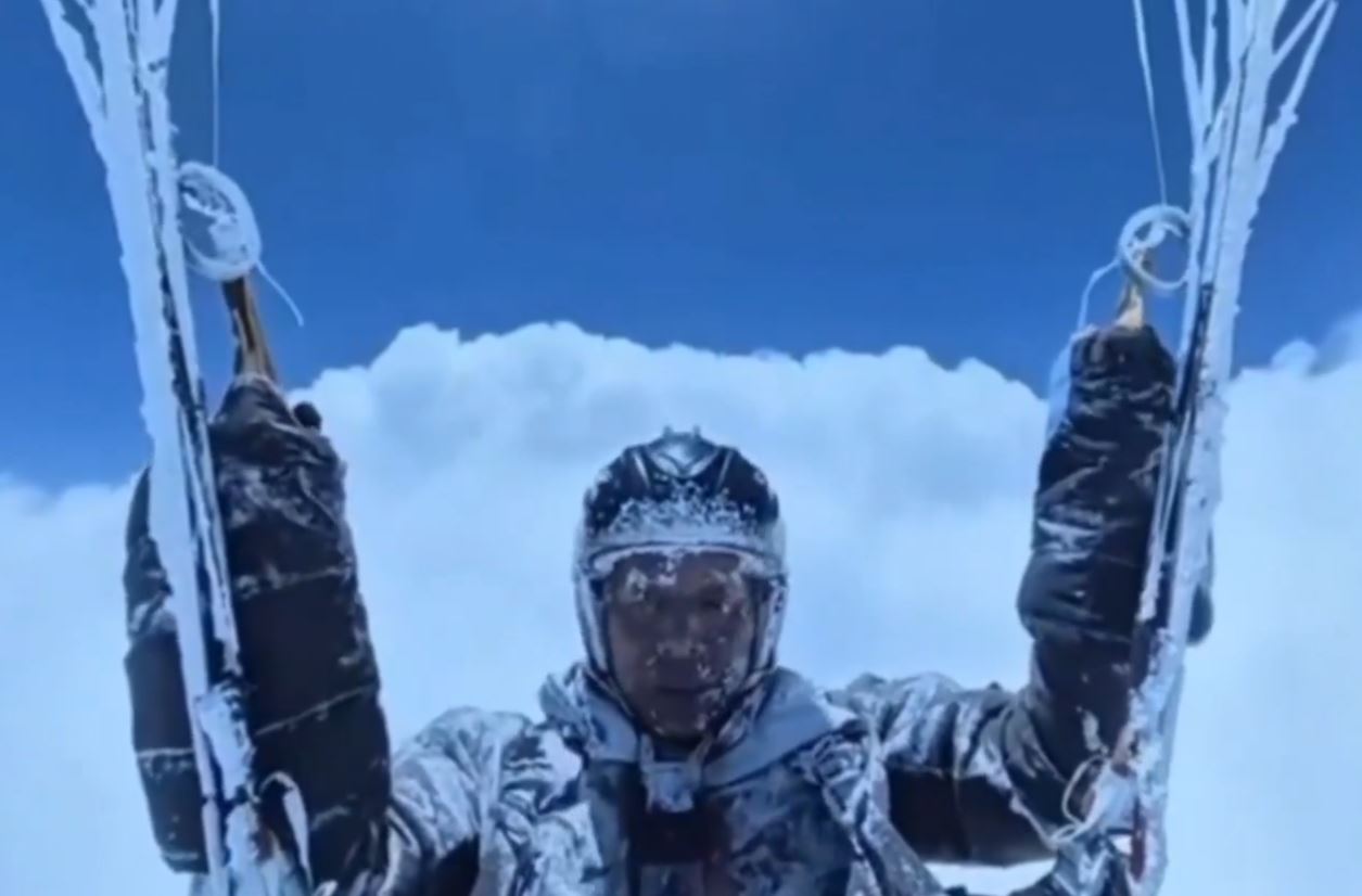 Κίνα: Αλεξιπτωτιστής πλαγιάς παγιδεύτηκε σε δίνη και πάγωσε στα 8.000 μέτρα – Δείτε το βίντεο