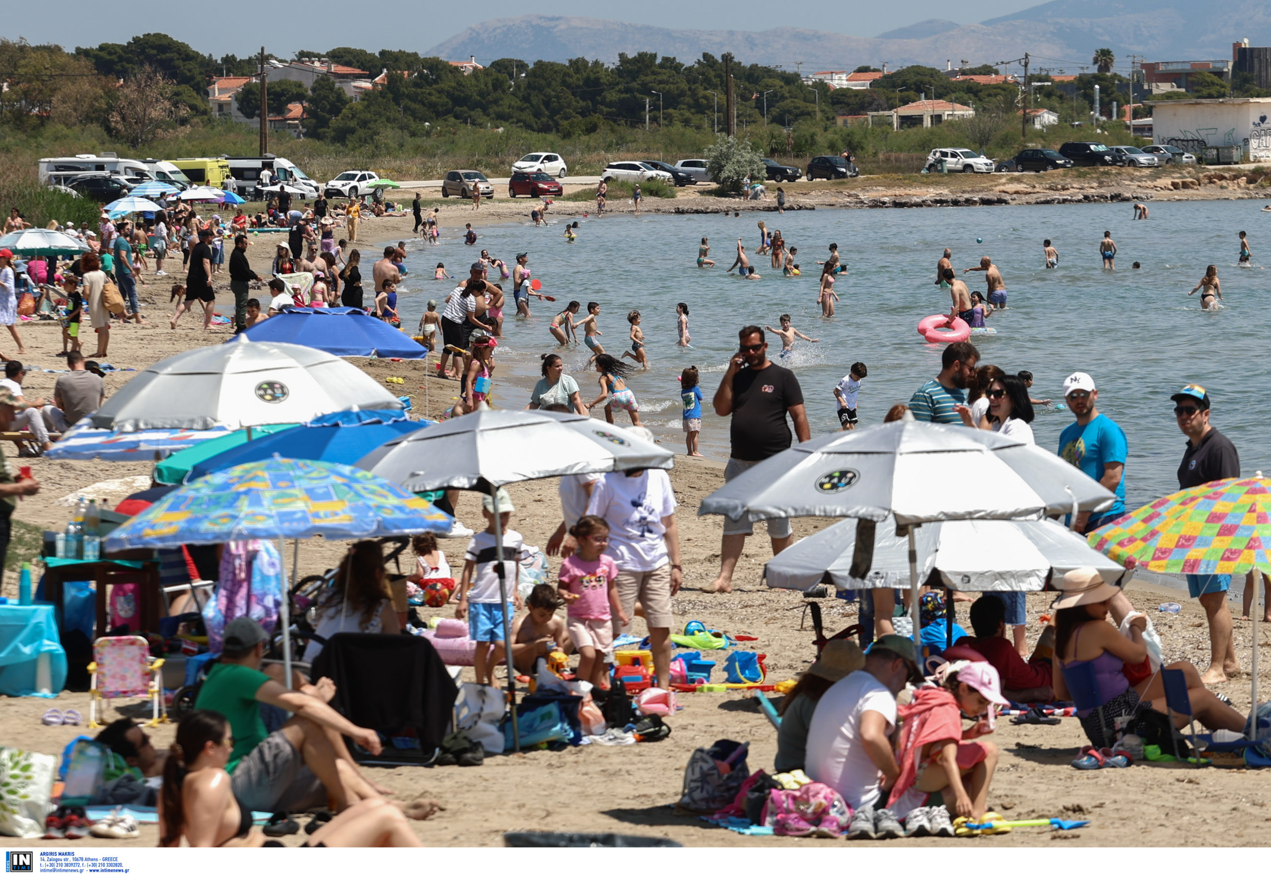 Καιρός: Γέμισαν τις παραλίες μικροί και μεγάλοι – Εικόνες από… καλοκαίρι στην Αττική