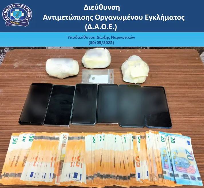 Ασπρόπυργος: Συνελήφθη 23χρονος που διακινούσε ναρκωτικά σε προαύλιο σχολικού συγκροτήματος – Χειροπέδες και σε άλλους τρεις