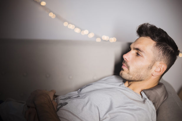 Ύπνος: Η νυχτερινή συνήθεια που μπορεί να αποτελέσει προειδοποιητικό σημάδι για εγκεφαλικό επεισόδιο ή καρδιακή ανεπάρκεια, σύμφωνα με μελέτη