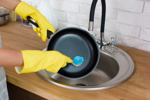 Τηγάνια: Το απλό κόλπο καθαρισμού με 1 φυσικό υλικό που διαλύει τα λίπη και τη βρωμιά
