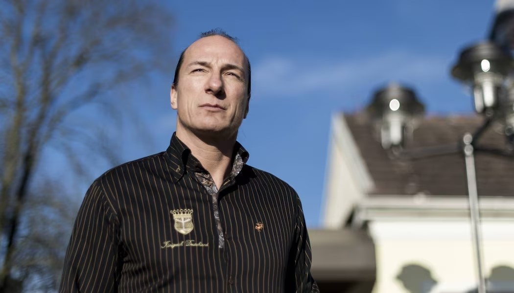 Εκτός νόμου ο σύλλογος «Βασίλειο της Γερμανίας», που είχε δικό του νόμισμα και «σύνταγμα» – Συνελήφθη ο «βασιλιάς» Πέτερ Φίτσεκ