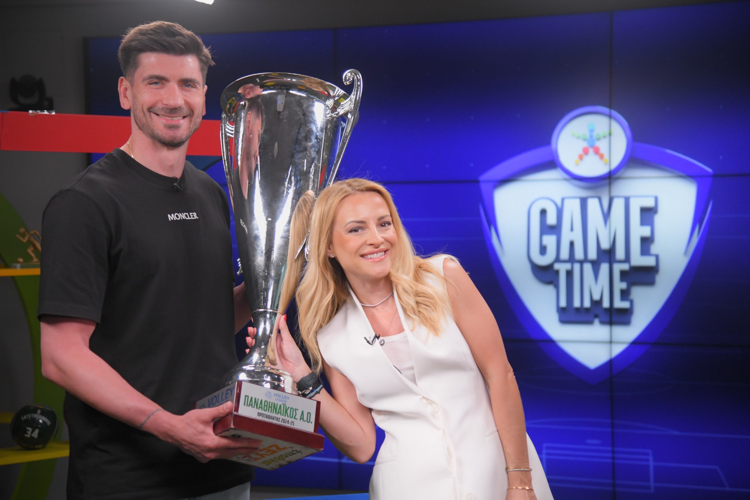 O Γιώργος Πετρέας με την κούπα του Πρωταθλητή στο ΟΠΑΠ Game Time