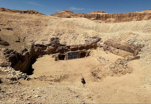 Το εξωτερικό του ανώνυμου τάφου.