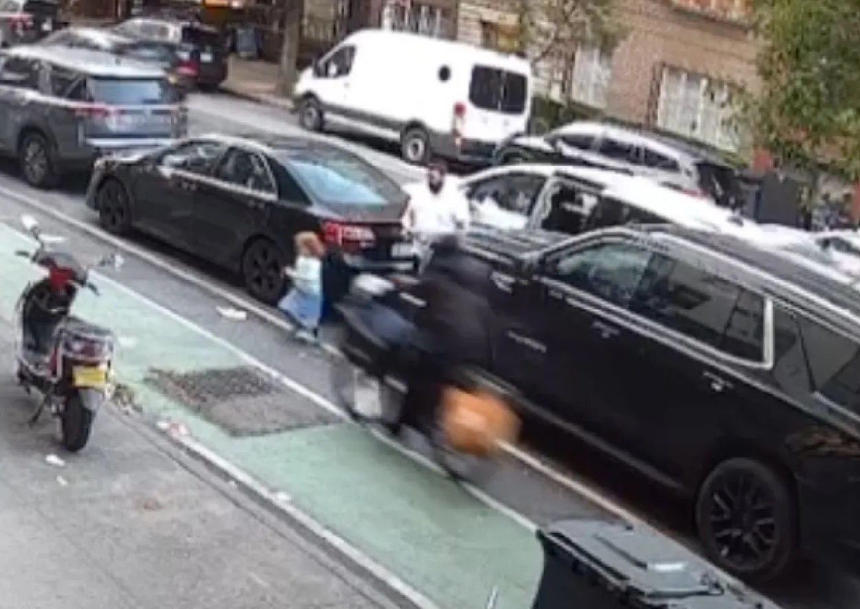 Βίντεο-σοκ: Ποδηλάτης χτύπησε και παρέσυρε ένα κοριτσάκι 3 ετών