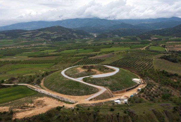 Λήψη του τύμβου της Αμφίπολης με τα στοιχεία που ανακαλύφθηκαν στη νοτιοδυτική του πλευρά. Φωτογραφία: Ελληνικό Υπουργείο Πολιτισμού