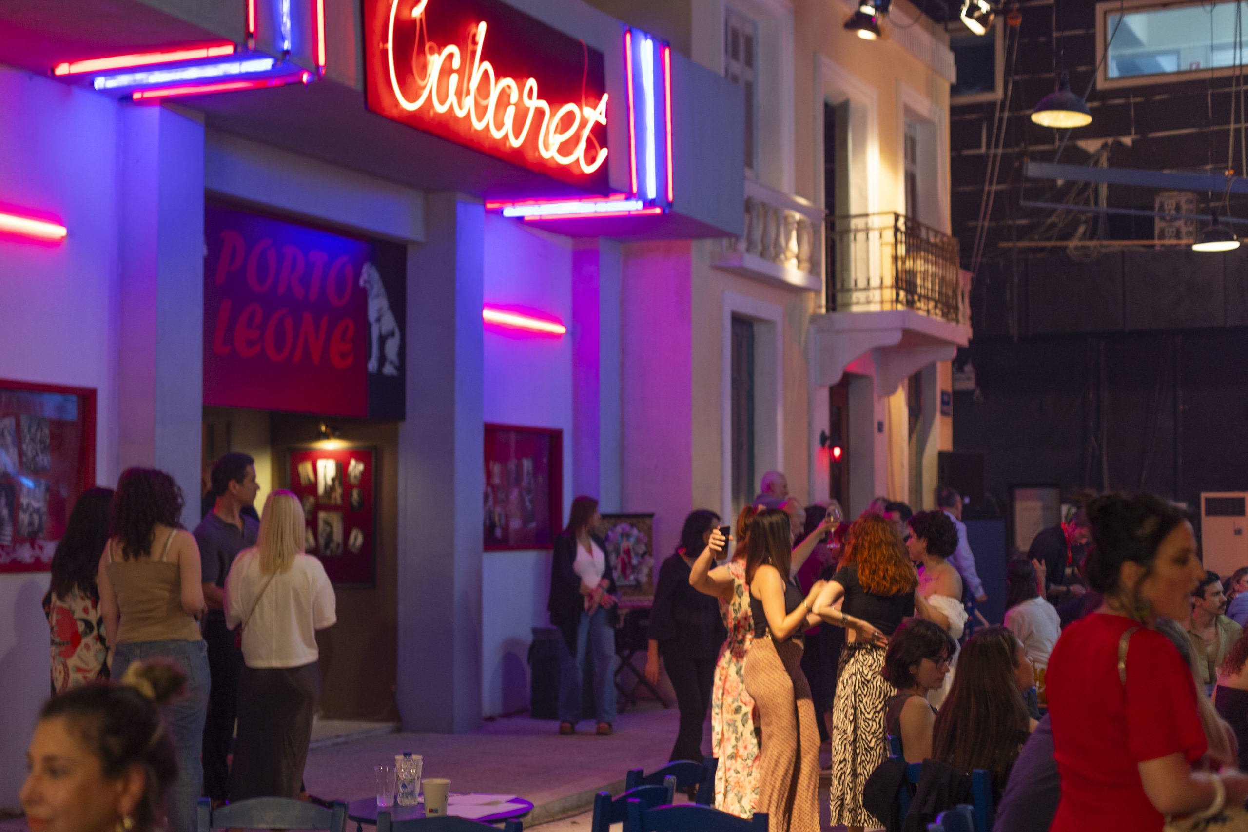 «Porto Leone: Στη γειτονιά με τα κόκκινα φανάρια» – Μια βραδιά στο καμπαρέ Porto Leone στην Τρούμπα των 60΄s