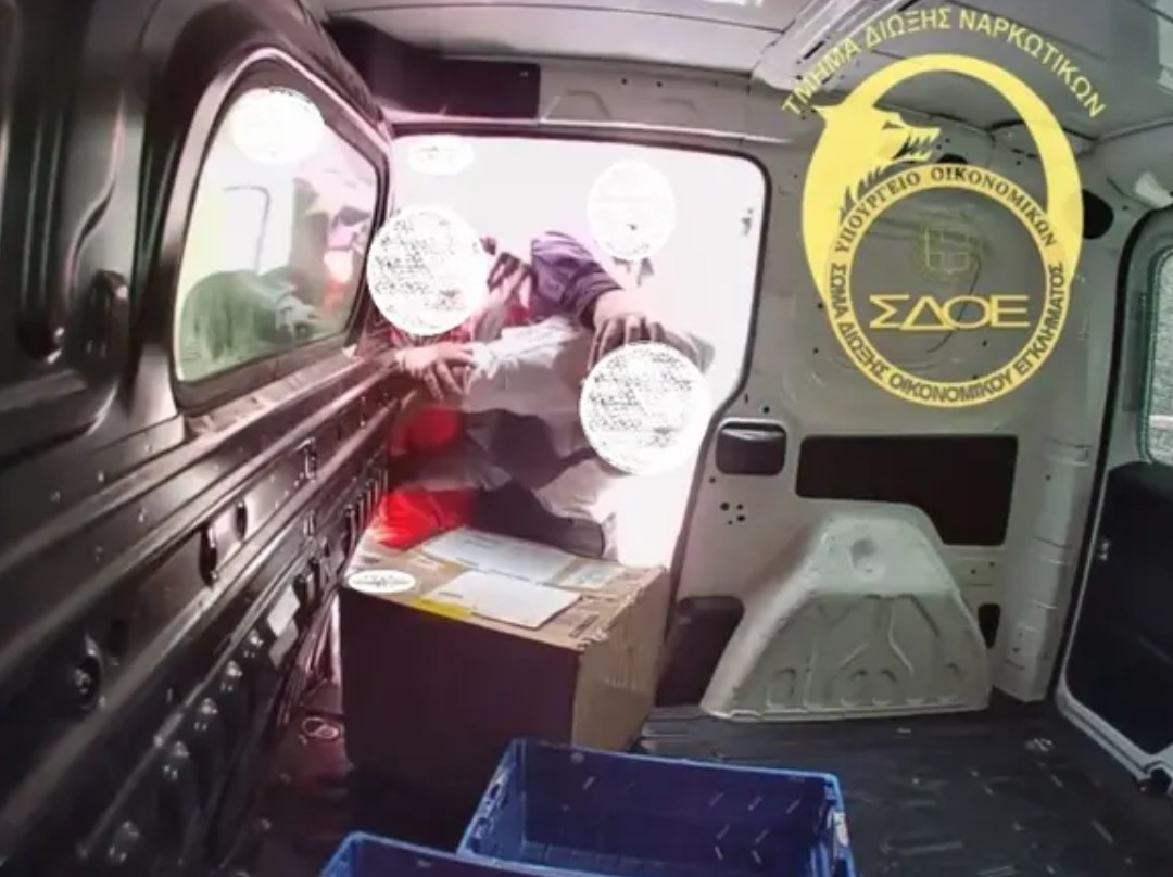 Στέλεχος του ΣΔΟΕ μεταμφιέστηκε σε κούριερ και συνέλαβε 38χρονο – Είχε κρύψει τα ναρκωτικά ανάμεσα σε σκυλοτροφές
