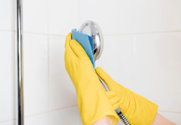 Μπάνιο: Απαλλαγείτε από τα άλατα στην κεφαλή του ντους με 1 φυσικό υλικό που «κάνει θαύματα»