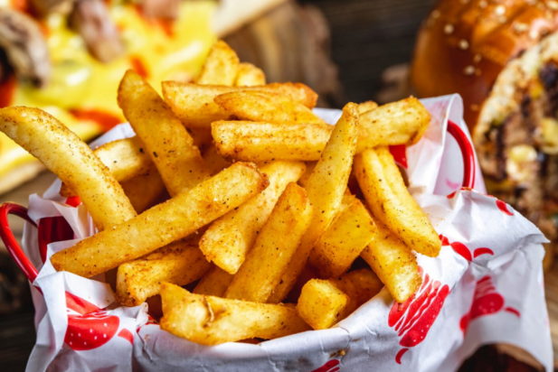 Συνταγή για να φτιάξετε τις πιο νόστιμες τηγανητές πατάτες στο σπίτι με 5 υλικά - «Θα μοιάζουν με εστιατορίου»