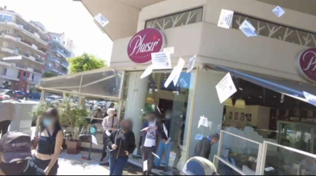 Θεσσαλονίκη: Μέλη του Ρουβίκωνα πέταξαν τρικάκια μέσα σε ζαχαροπλαστείο