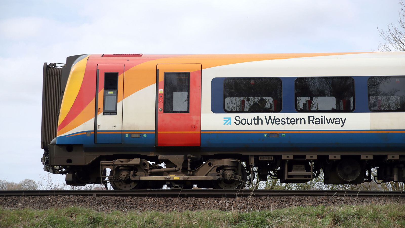 Βρετανία: Αρχίζει η επανεθνικοποίηση των σιδηροδρόμων – Η South Western Railway πέρασε στο βρετανικό δημόσιο