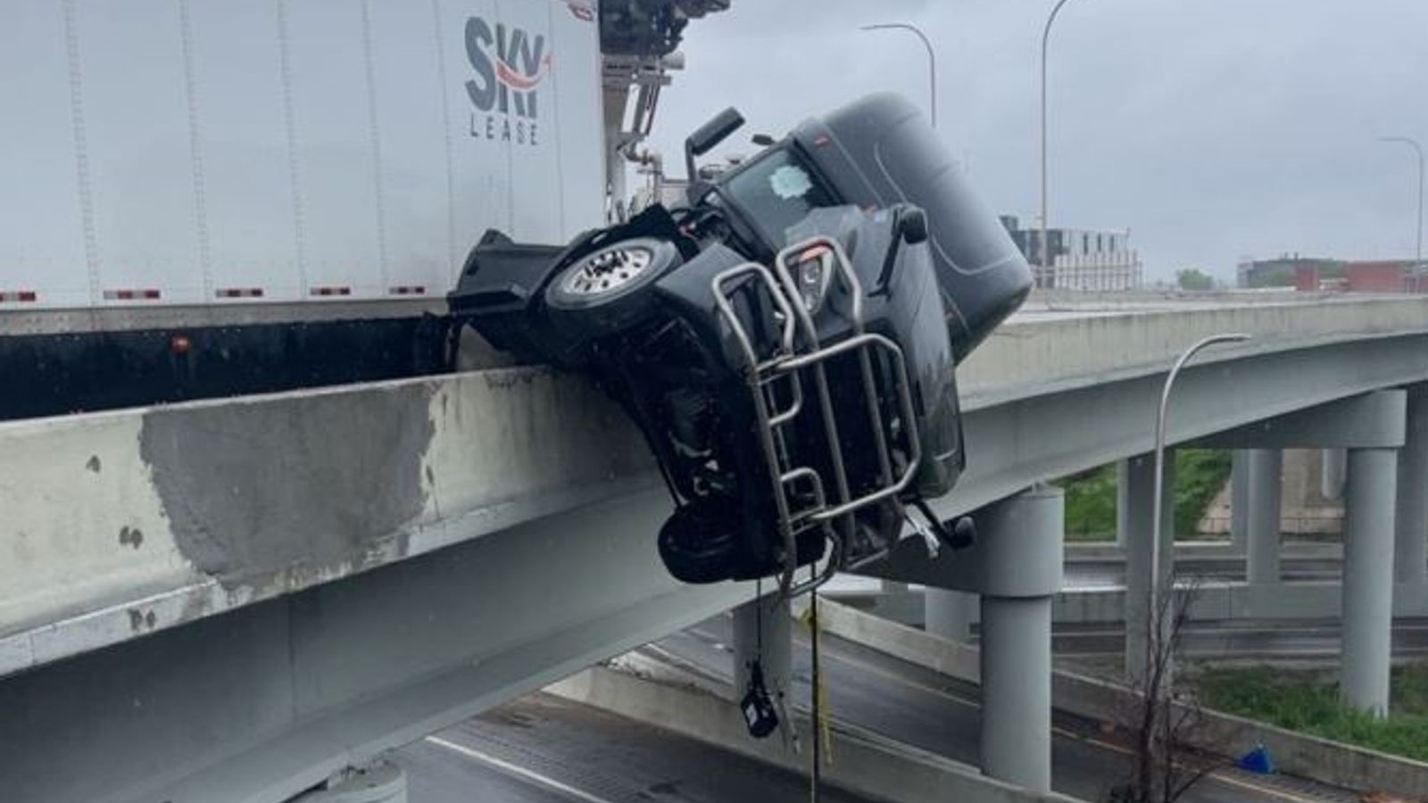 «Δεν θέλω να πεθάνω»: Δραματικές στιγμές για οδηγό που εγκλωβίστηκε στο φορτηγό του ενώ κρεμόταν από γέφυρα – Το ηχητικό της κλήσης του στην Άμεση Δράση