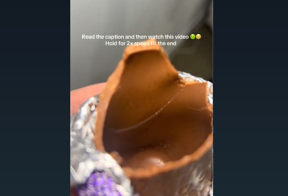 Η αηδιαστική έκπληξη που κρυβόταν μέσα σε σοκολατένιο λαγουδάκι – «Άρχισα να τρώω και ένιωσα κάτι που νόμιζα ότι ήταν τρίχες»