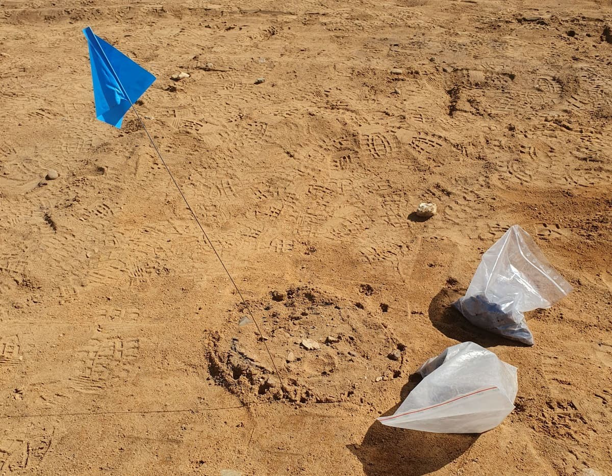 Η ταφή της ληκύθου έγινε μετά τη δημιουργία του επιπέδου εκσκαφής. Συχνά, διασώζονταν μόνο τμήματα των αγγείων, λόγω της εκτεταμένης καλλιέργειας και της αναγκαίας απομάκρυνσης του χώματος από τον εκσκαφέα, γεγονός που δυσχεραίνει περισσότερο τη χρονολόγησή τους