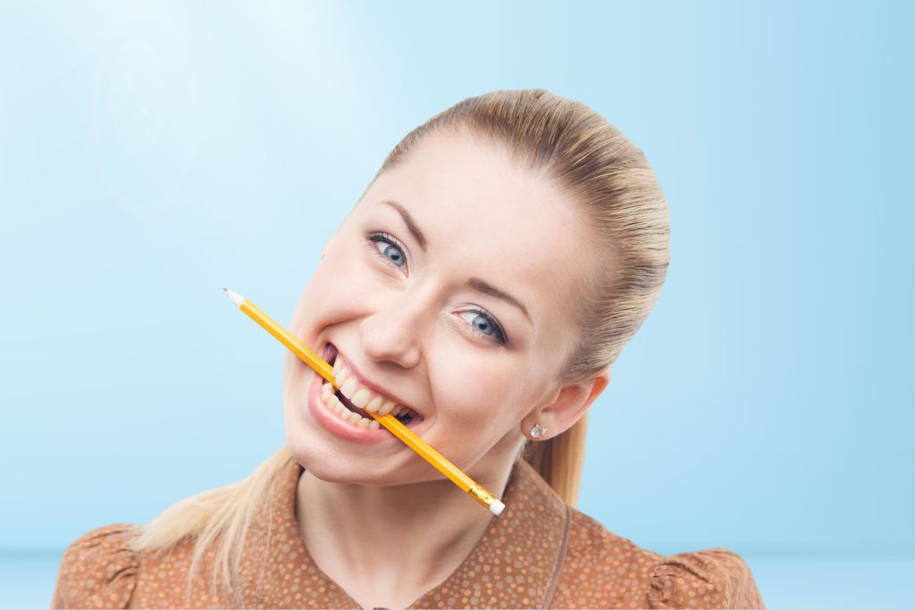 Δαγκώνετε το μολύβι σας; Επιστήμονες ανακάλυψαν ότι μπορεί να κάνει και καλό αυτή η «κακή» συνήθεια