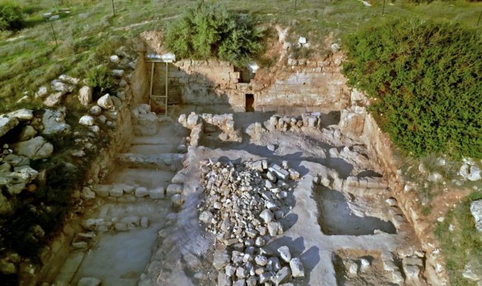 Ο προαύλιος χώρος στο Σπήλαιο της Σαλώμης.