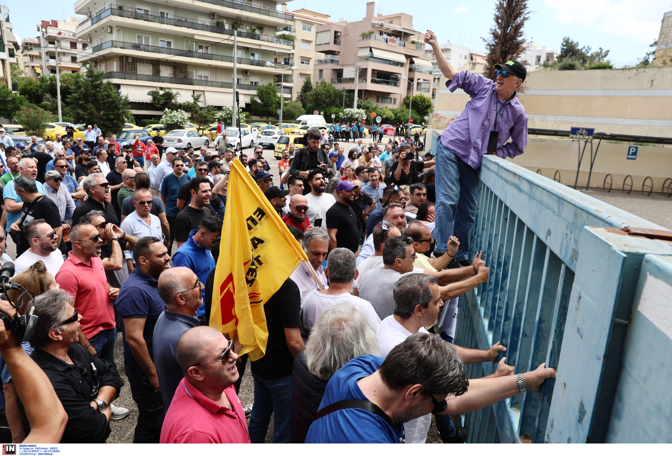 Ένταση στη συγκέντρωση των οδηγών ταξί έξω από το Υπουργείο Μεταφορών – Ζητούν συνάντηση με Κυρανάκη