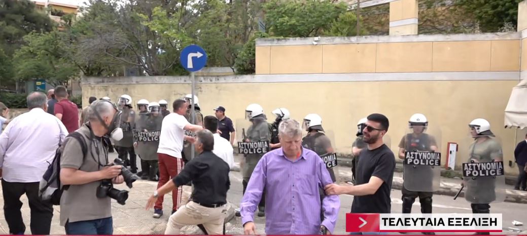 Νέα ένταση με τους οδηγούς ταξί έξω από το υπουργείο Μεταφορών