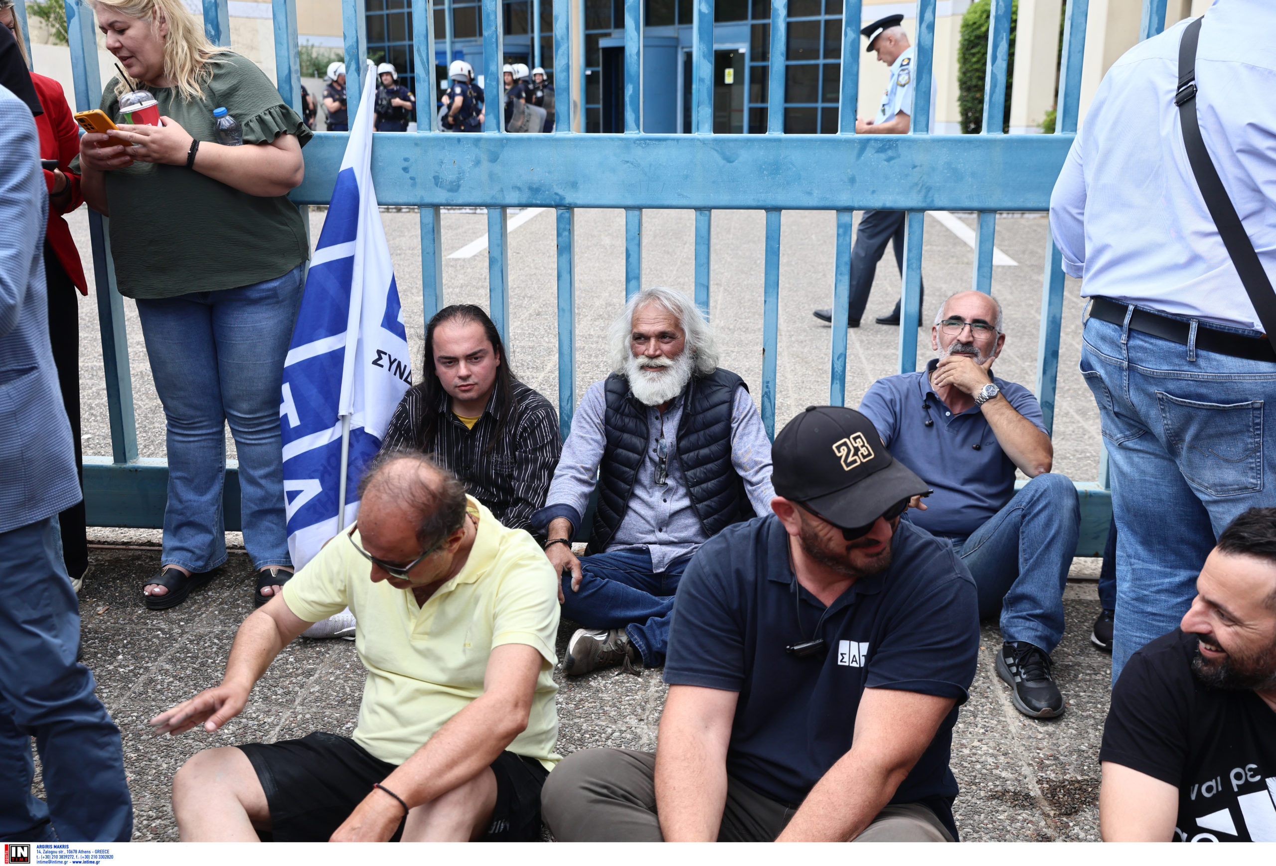 Νέα ένταση με τους οδηγούς ταξί έξω από το υπουργείο Μεταφορών