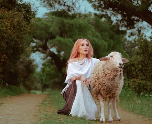 Γιάννα Τερζή: Η μεγάλη επιστροφή και το ανανεωμένο look της τραγουδίστριας