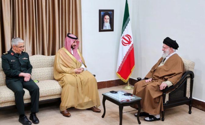Ο πρίγκιπας της Σαουδικής Αραβίας Χαλίντ μπιν Σαλμάν ο Ιρανός πρόεδρος Μασούντ Πεζεσκιάν, ο αρχηγός των Ενόπλων Δυνάμεων του Ιράν Μοχάμαντ Μπαγκερί.