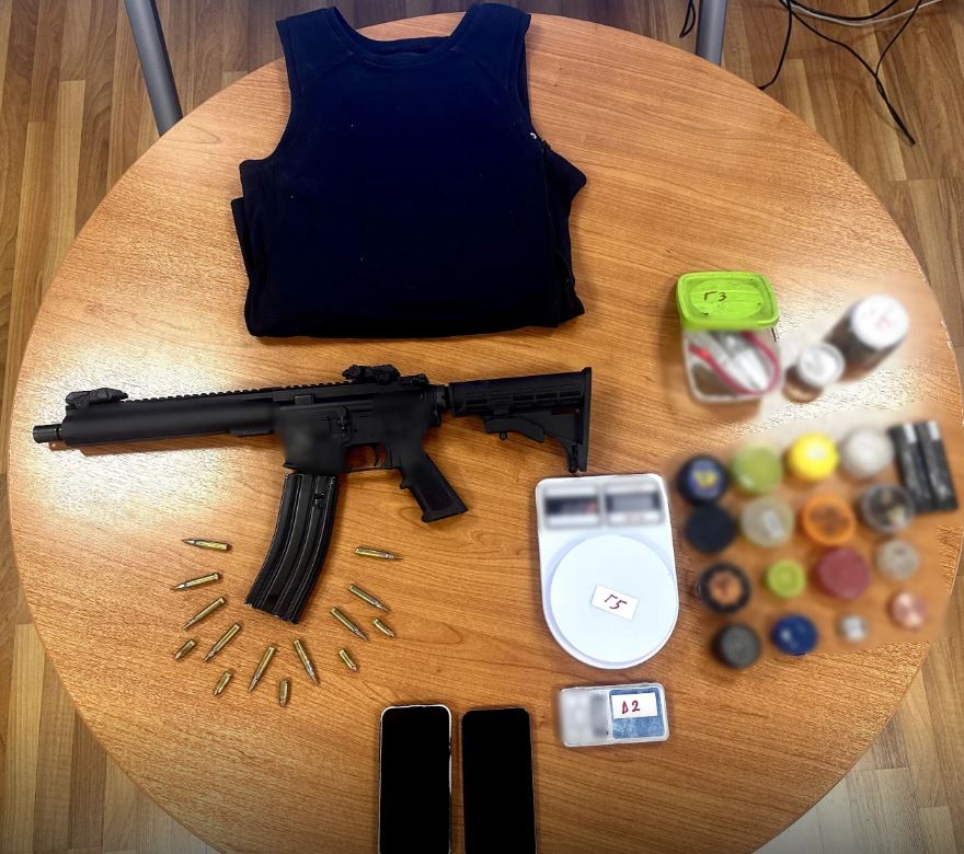 Έφοδος του ελληνικού FBI σε σπίτι στους Θρακομακεδόνες – 2 συλλήψεις για όπλα και ναρκωτικά