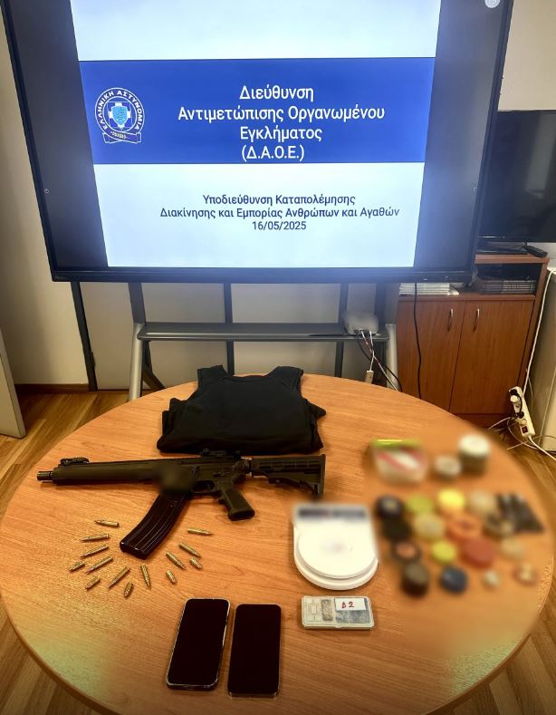 Έφοδος του ελληνικού FBI σε σπίτι στους Θρακομακεδόνες – 2 συλλήψεις για όπλα και ναρκωτικά